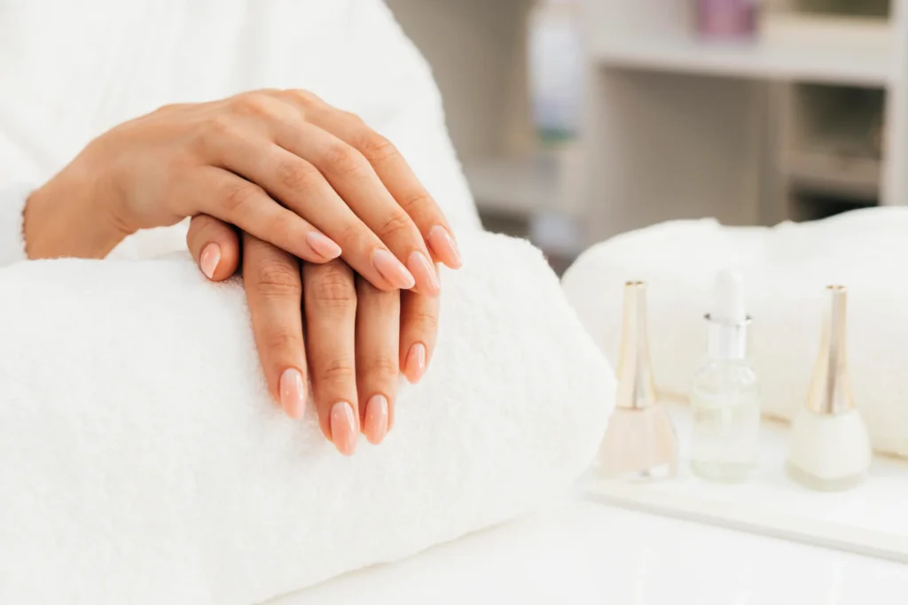 Preparación de la placa ungueal y tratamiento de fortalecimiento antes de la manicura de gel.