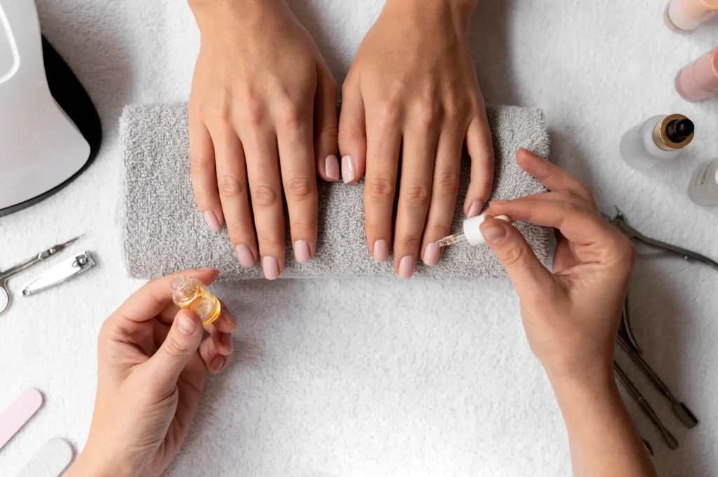 Aplicación de uñas de acrigel en Mairena del Aljarafe para una mayor resistencia y aspecto natural.